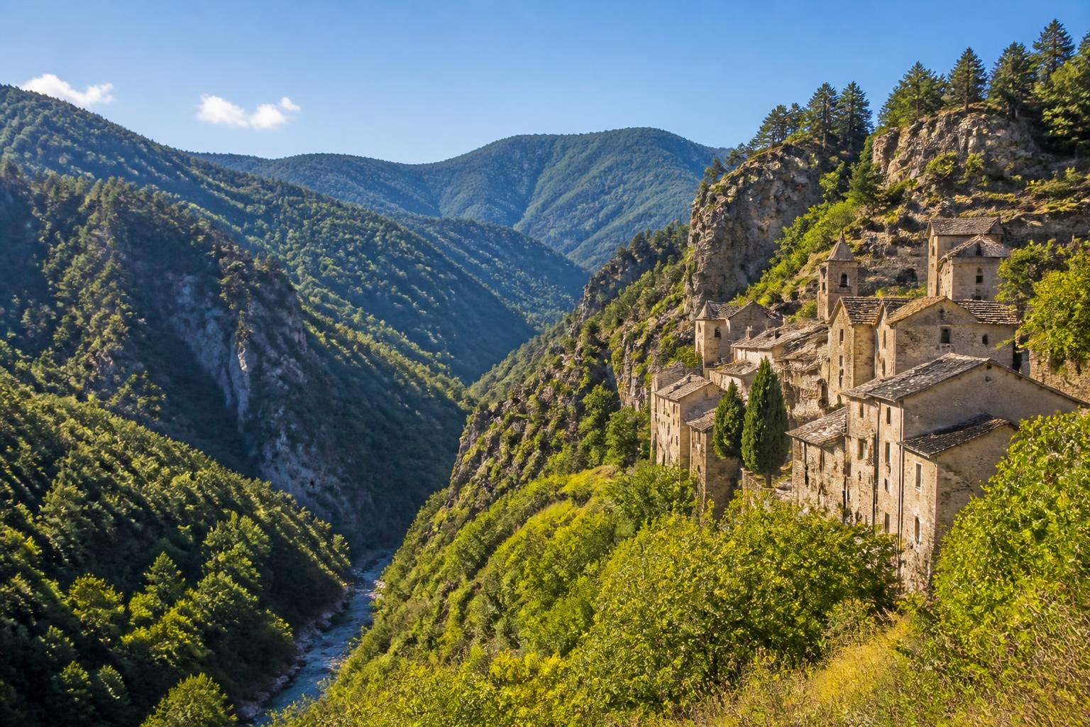 découvrez les cévennes à travers notre guide complet des activités et visites incontournables. partez à l'aventure, explorez la nature, la culture et les traditions de cette région unique.