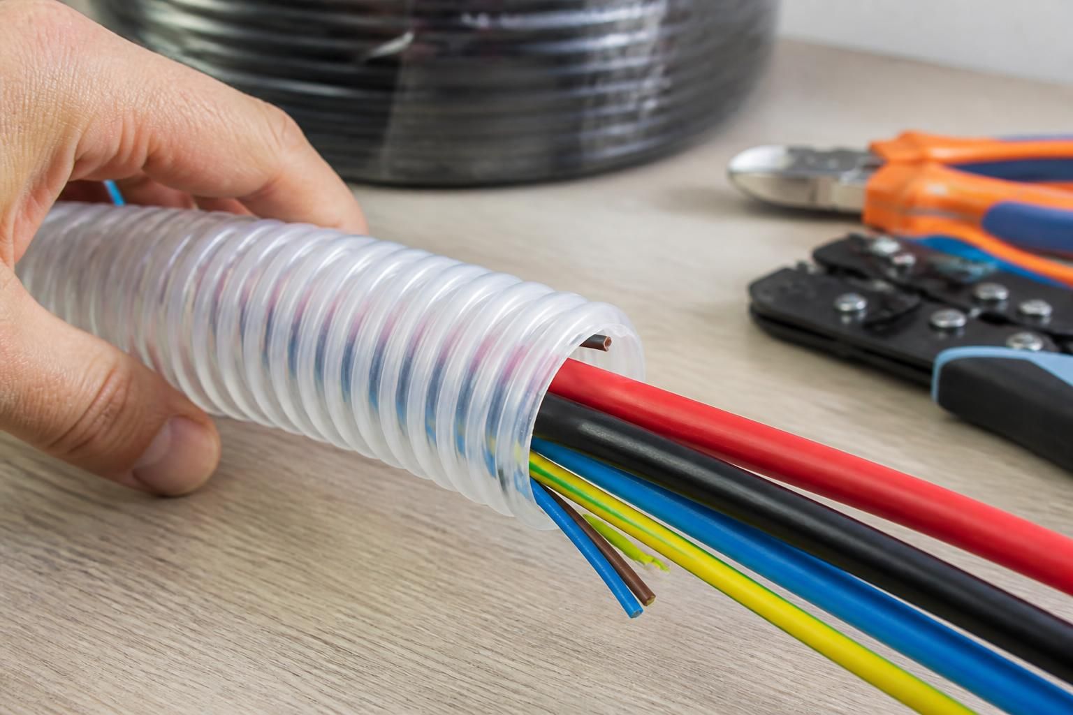 découvrez combien de câbles vous pouvez faire passer dans une gaine de 40 mm grâce à notre guide pratique, avec des conseils pour une installation électrique sûre et conforme.