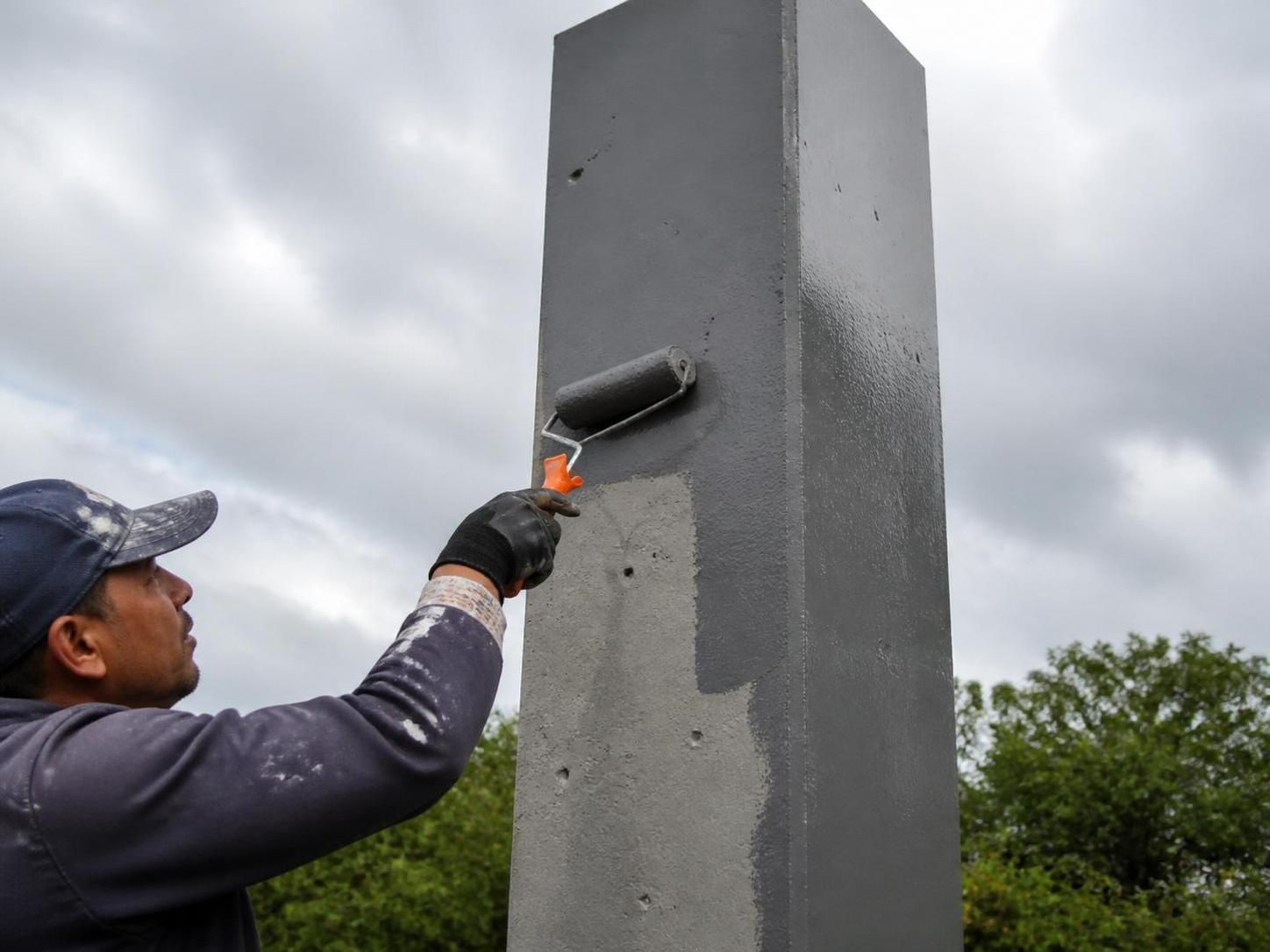 découvrez comment appliquer une peinture durable sur un poteau en béton exposé aux intempéries, en évitant les erreurs courantes pour garantir une protection optimale et une finition parfaite.