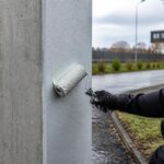 découvrez comment appliquer une peinture durable sur un poteau en béton exposé aux intempéries, avec des conseils pratiques pour éviter les erreurs courantes et assurer une finition résistante et esthétique.