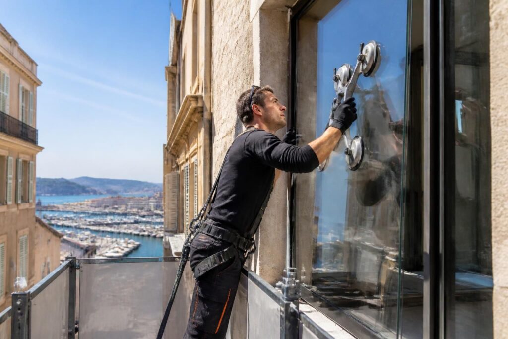 découvrez comment choisir un vitrier à marseille pour garantir la qualité de vos projets de rénovation et assurer la sécurité de votre habitat grâce à des conseils experts.