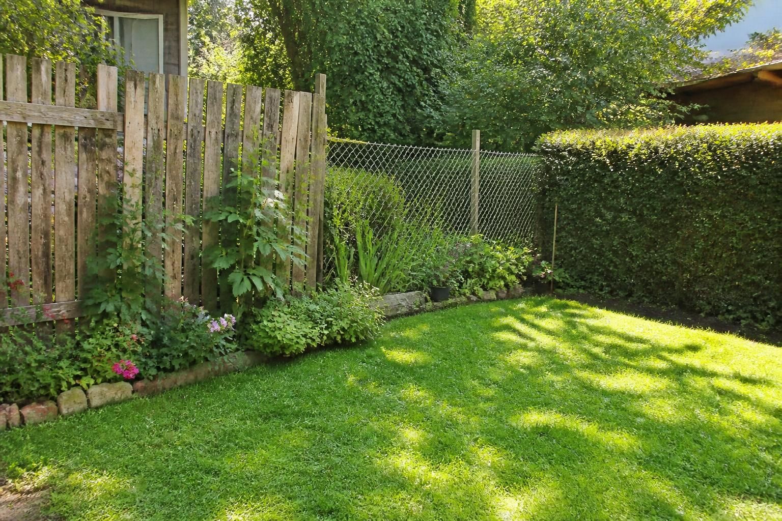 découvrez des astuces pratiques et économiques pour clôturer votre jardin sans vous ruiner. conseils et solutions pas chères pour une clôture réussie.