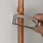 découvrez comment couper un tuyau en cuivre au ras du mur facilement et sans endommager la surface. suivez nos conseils pratiques pour une découpe précise et propre.
