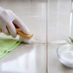 découvrez des méthodes efficaces et douces pour éliminer les taches incrustées sur votre carrelage sans l'abîmer. astuces pratiques pour un nettoyage impeccable.