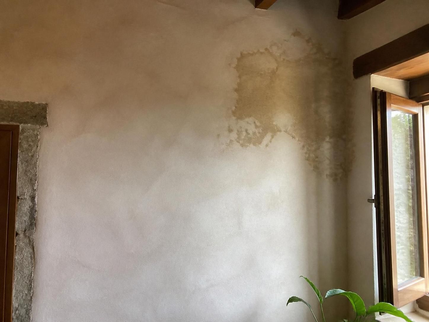 découvrez des méthodes efficaces et simples pour nettoyer une tâche d’humidité sur un mur à la chaux sans l'endommager.