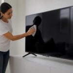 découvrez les méthodes efficaces et sécurisées pour nettoyer votre écran tv sans l'endommager, afin de préserver sa qualité d'image et sa durée de vie.