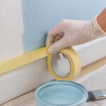 apprenez à utiliser du ruban de masquage efficacement pour peindre sans bavures et obtenir des lignes nettes et précises à chaque projet de peinture.