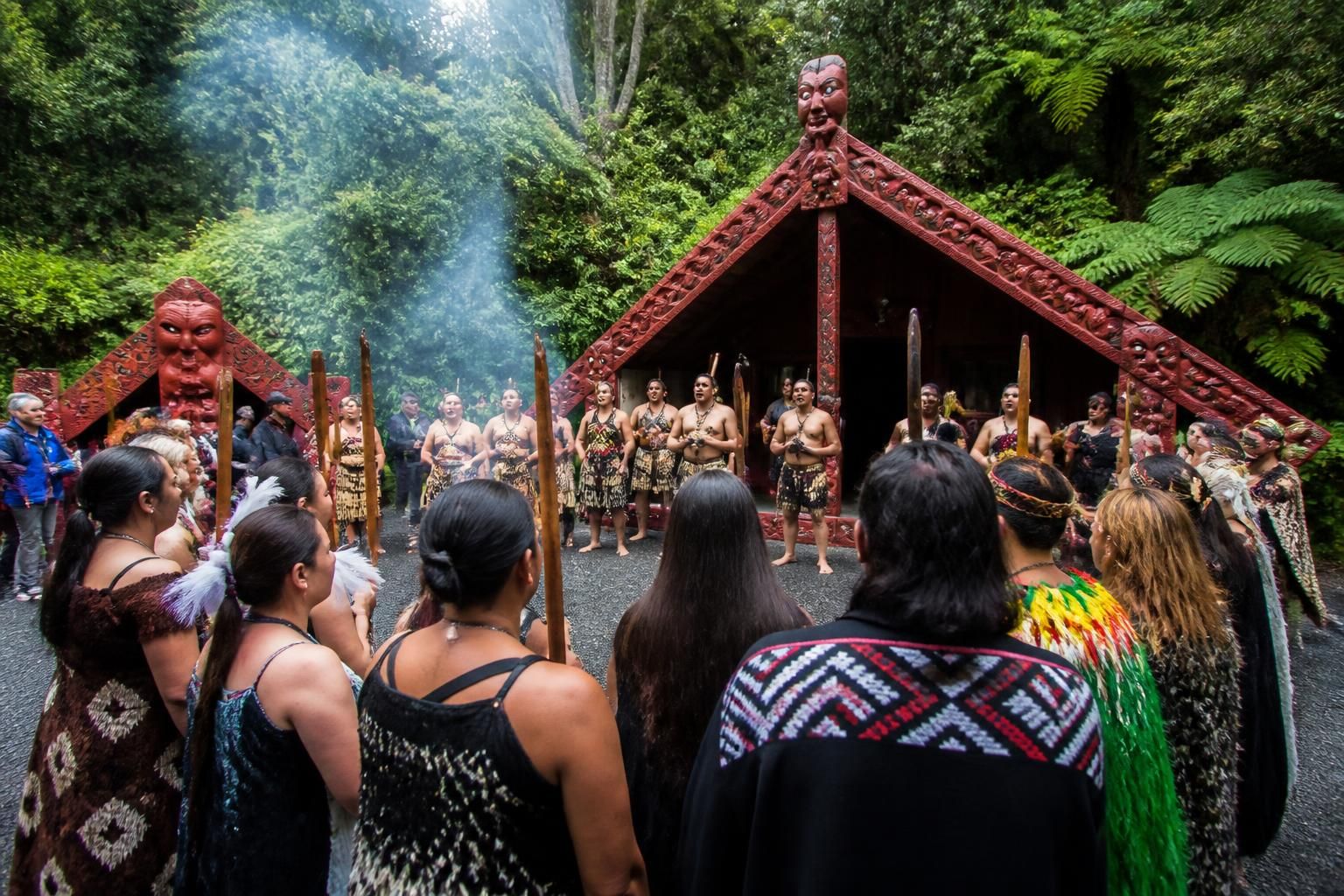explorez les caractéristiques uniques, l'histoire fascinante et les curiosités captivantes de la culture maorie en nouvelle-zélande.