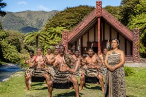 explorez la culture maorie en nouvelle-zélande : ses caractéristiques uniques, son riche passé historique et ses nombreuses curiosités fascinantes.