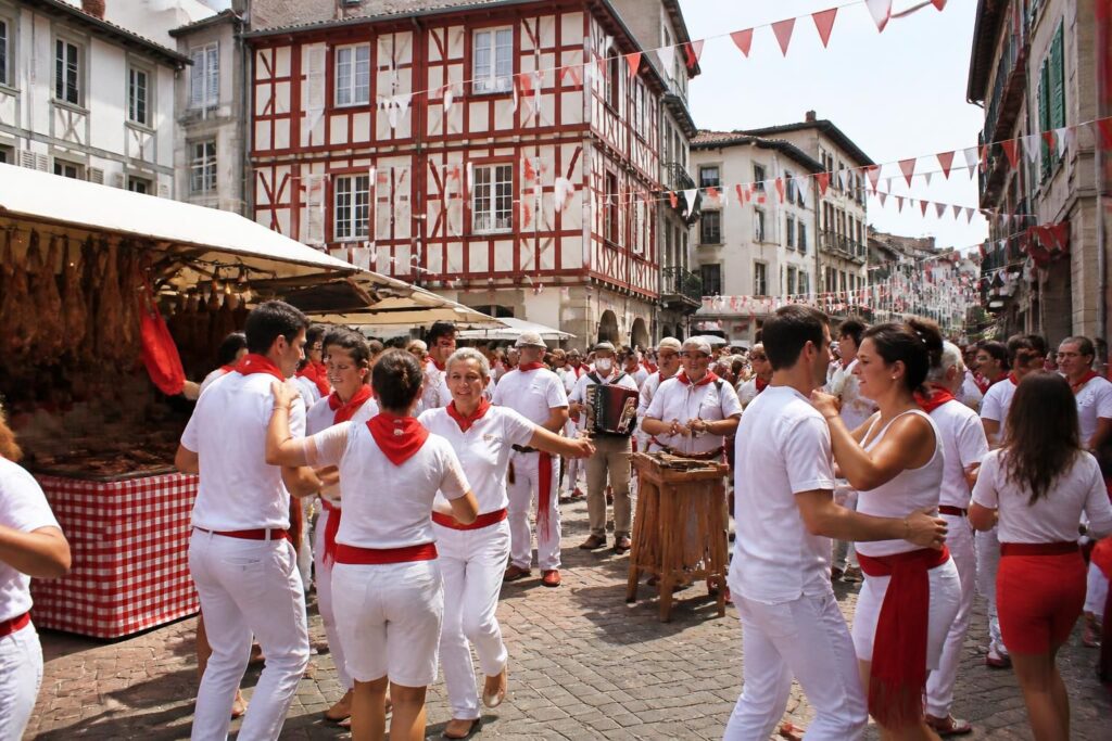 plongez au cœur de la feria de bayonne et vivez ses traditions festives incontournables, alliant musique, danse, gastronomie et convivialité.