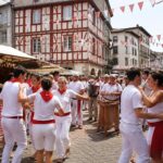 plongez au cœur de la feria de bayonne et vivez ses traditions festives incontournables, alliant musique, danse, gastronomie et convivialité.