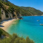 découvrez kefalonia avec notre guide complet pour un voyage inoubliable : plages paradisiaques, paysages magnifiques, culture locale et conseils pratiques.