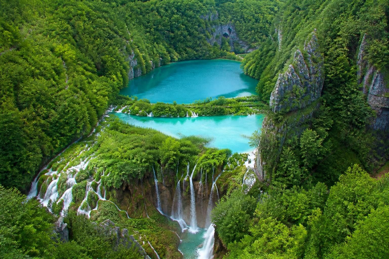 explorez le parc national de plitvice en croatie, un joyau naturel célèbre pour ses lacs turquoise, ses cascades spectaculaires et sa biodiversité unique. une destination incontournable pour les amoureux de la nature et les aventuriers.
