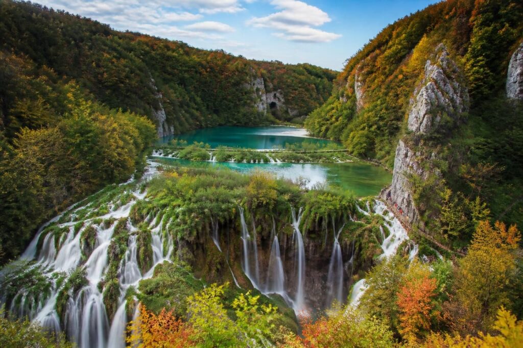 explorez le parc national de plitvice en croatie, un site naturel exceptionnel aux lacs turquoise et cascades spectaculaires, parfait pour les amoureux de la nature et les aventuriers.