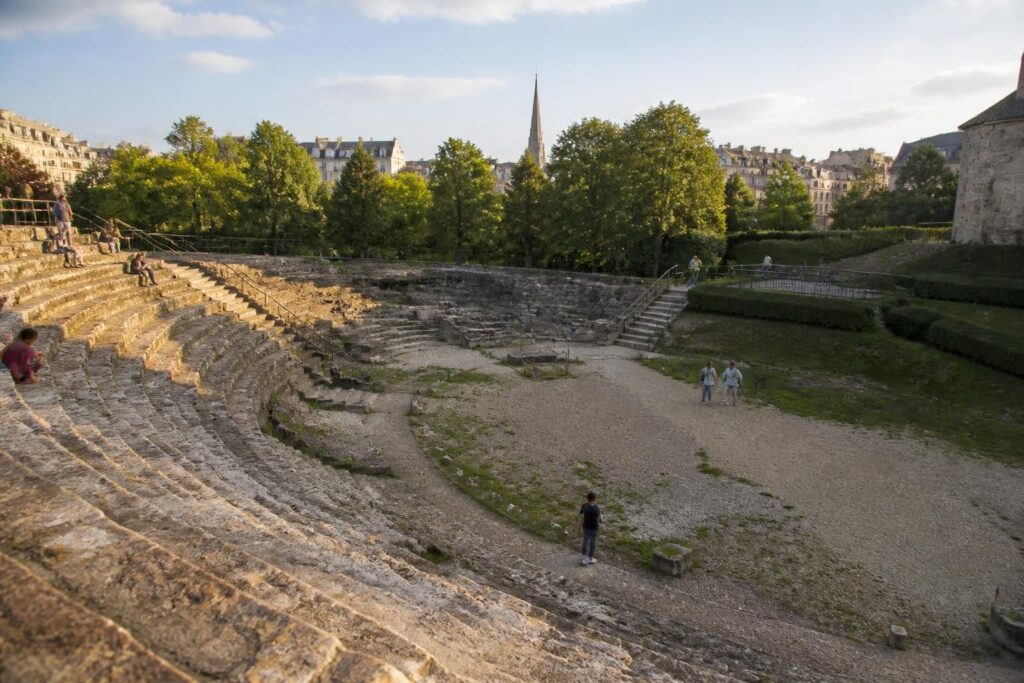 découvrez l'histoire fascinante des arènes de lutèce, un site emblématique de paris. explorez ce vestige gallo-romain unique lors d'une visite captivante au cœur de la capitale.