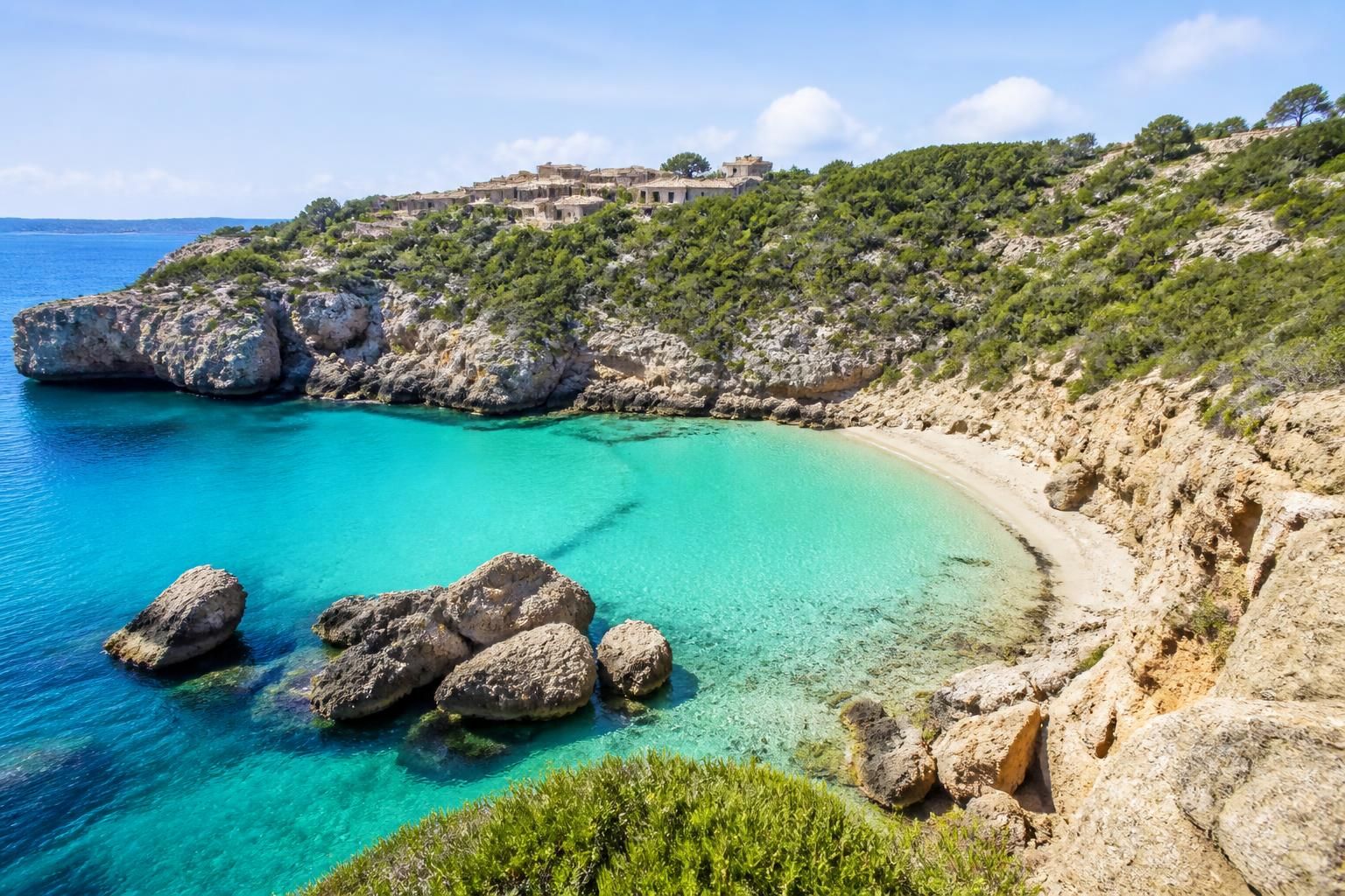 explorez les îles baléares avec notre guide complet pour un voyage inoubliable. découvrez plages paradisiaques, culture locale et conseils pratiques pour une escapade réussie.