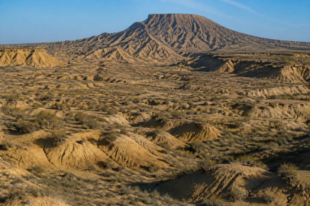 découvrez le désert des bardenas en espagne avec notre guide complet : conseils, itinéraires et sites incontournables pour explorer ce paysage unique et fascinant.