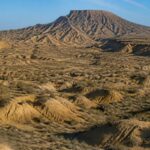 découvrez le désert des bardenas en espagne avec notre guide complet : conseils, itinéraires et sites incontournables pour explorer ce paysage unique et fascinant.