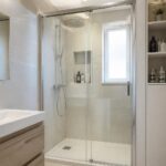 découvrez des idées pratiques pour aménager une petite salle de bain avec une douche compacte, alliant gain de place et design moderne.
