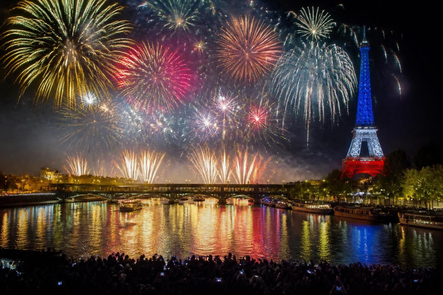 découvrez les plus beaux feux d'artifice du 14 juillet 2026 à travers la france. spectacles pyrotechniques impressionnants pour célébrer la fête nationale en lumière et en couleur.