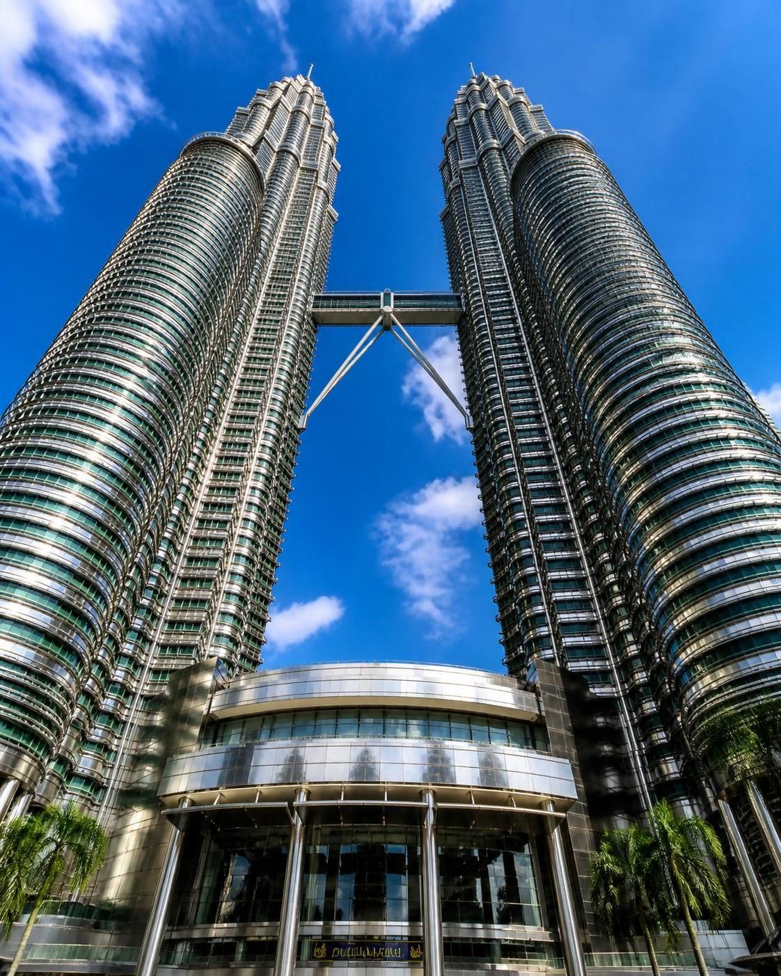 découvrez tout sur la hauteur des tours petronas, ces géantes emblématiques de kuala lumpur, symbole d'architecture et d'ingénierie moderne.