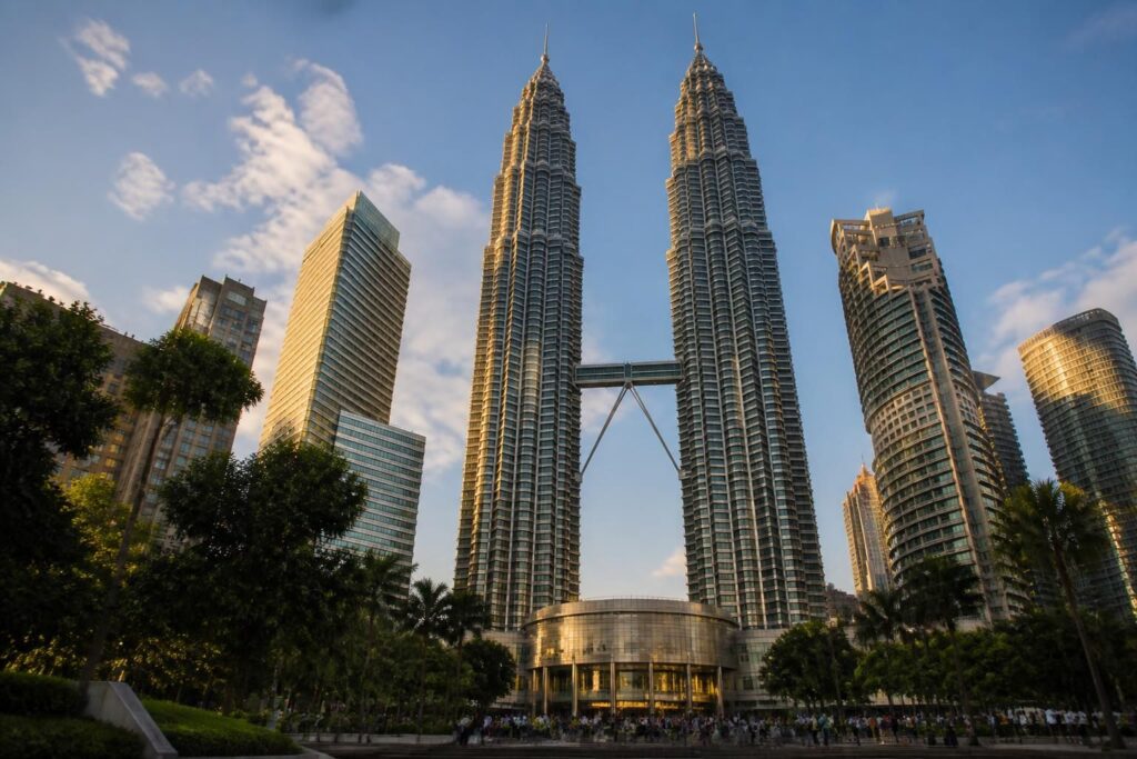 découvrez tout sur la hauteur impressionnante des tours petronas, symboles emblématiques de kuala lumpur et merveilles architecturales modernes.