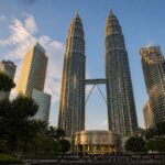 découvrez tout sur la hauteur impressionnante des tours petronas, symboles emblématiques de kuala lumpur et merveilles architecturales modernes.