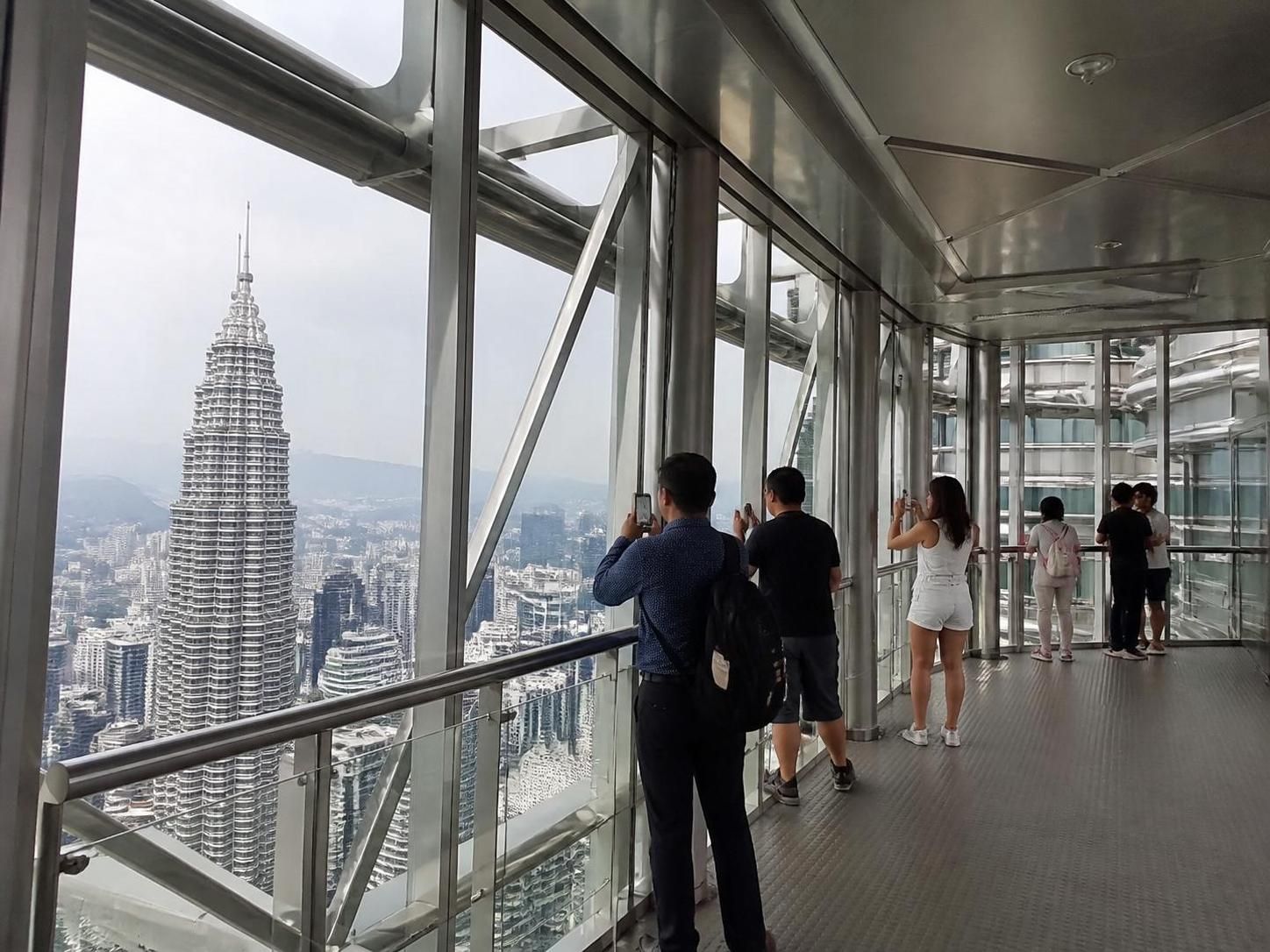 découvrez tout sur la hauteur des tours petronas, ces géantes emblématiques de kuala lumpur, et explorez leur histoire, architecture et record.