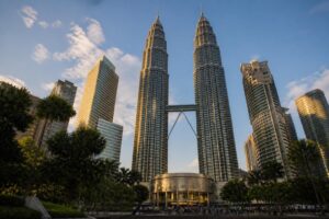 découvrez tout sur la hauteur impressionnante des tours petronas, symboles emblématiques de kuala lumpur et merveilles architecturales modernes.
