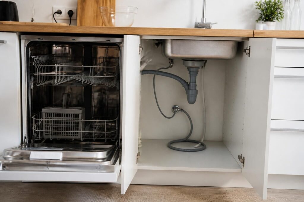 découvrez si une hauteur d’évacuation de 80 cm pour votre lave-vaisselle convient à votre installation et les conseils pour une installation optimale.