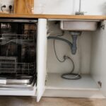 découvrez si une hauteur d’évacuation de 80 cm pour votre lave-vaisselle convient à votre installation et les conseils pour une installation optimale.