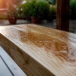 découvrez les conséquences de la pluie sur un saturateur encore humide et comment protéger efficacement votre bois contre les effets indésirables.