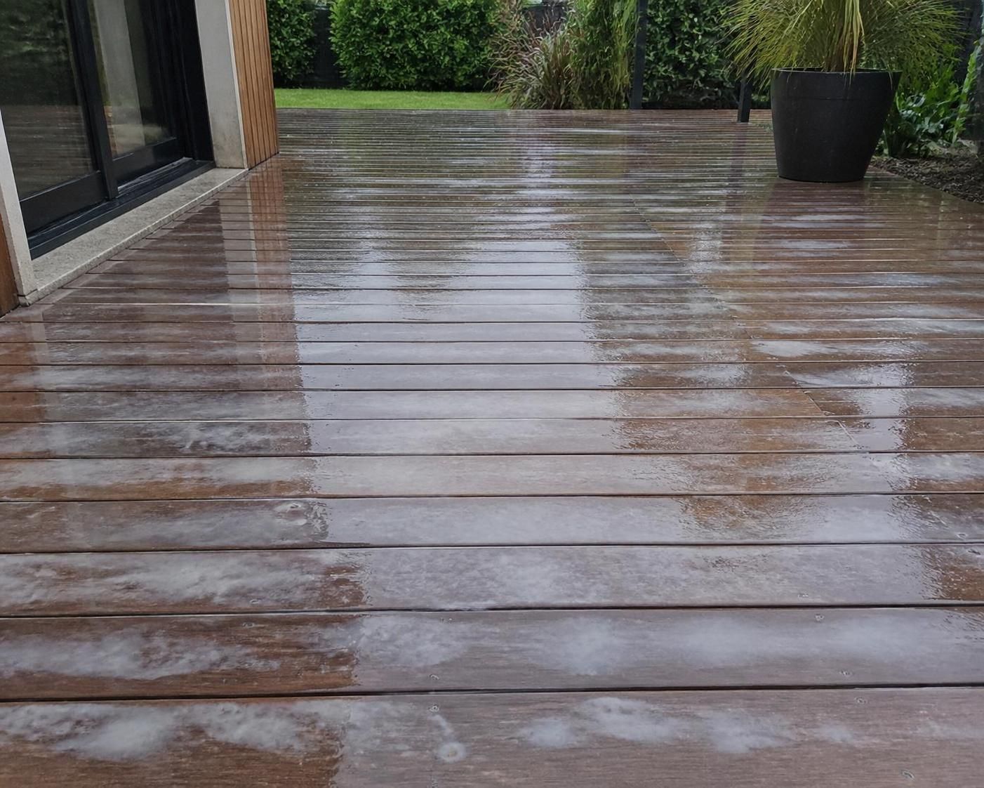 découvrez les effets de la pluie sur un saturateur encore humide et comment cela impacte la protection et la durabilité du bois.