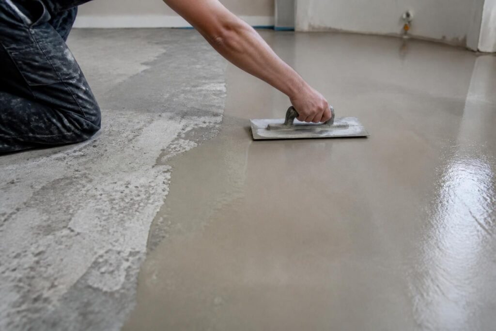 découvrez si vous pouvez appliquer une nouvelle couche de ragréage sur un ragréage existant en toute sécurité et les précautions à prendre pour éviter les risques.