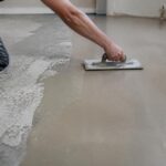 découvrez si vous pouvez appliquer une nouvelle couche de ragréage sur un ragréage existant en toute sécurité et les précautions à prendre pour éviter les risques.