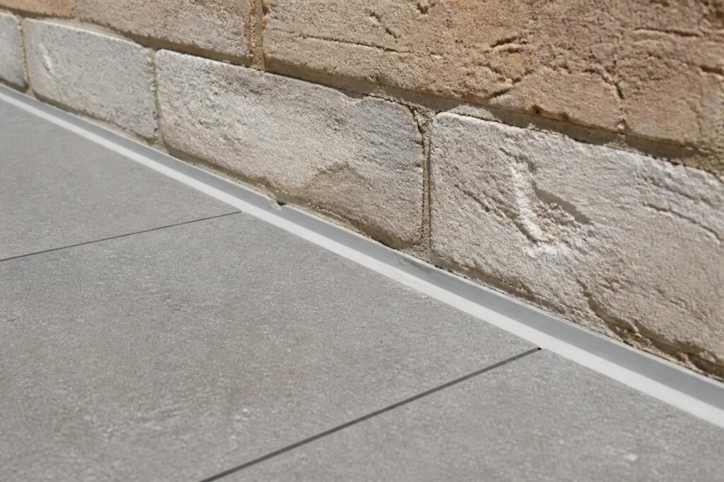 découvrez pourquoi il est essentiel de poser un joint de dilatation entre une terrasse et un mur, et apprenez les étapes clés pour l'installer correctement afin d'éviter les fissures et assurer la durabilité de votre construction.
