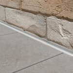 découvrez pourquoi il est essentiel de poser un joint de dilatation entre une terrasse et un mur, et apprenez les étapes clés pour l'installer correctement afin d'éviter les fissures et assurer la durabilité de votre construction.