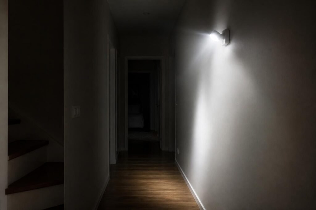 découvrez les causes possibles pour lesquelles votre détecteur de mouvement s’allume tout seul la nuit et comment résoudre ce problème courant.
