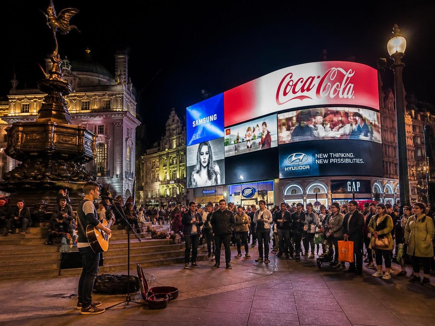 découvrez les incontournables de piccadilly circus, ce cœur vibrant de londres, entre lumières éclatantes, animations, boutiques emblématiques et ambiance unique.