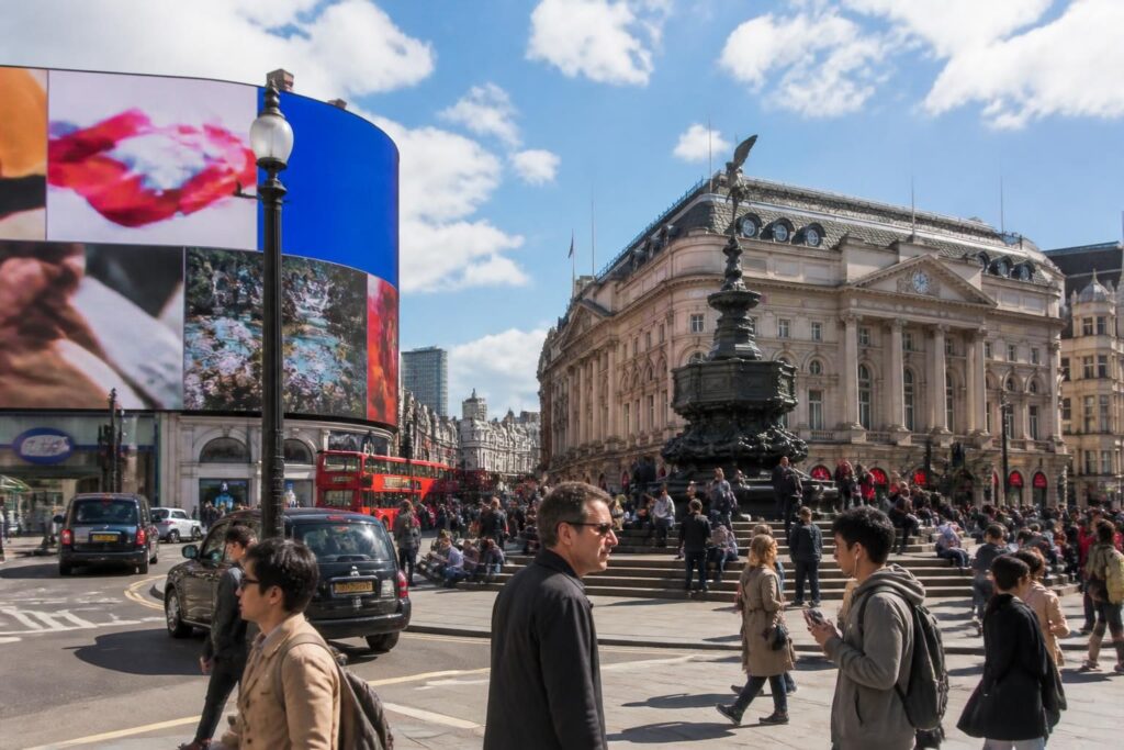 découvrez les incontournables de piccadilly circus, ce lieu emblématique au cœur vibrant de londres. explorez ses attractions, activités et l'atmosphère unique de ce carrefour londonien animé.