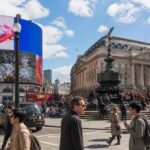 découvrez les incontournables de piccadilly circus, ce lieu emblématique au cœur vibrant de londres. explorez ses attractions, activités et l'atmosphère unique de ce carrefour londonien animé.