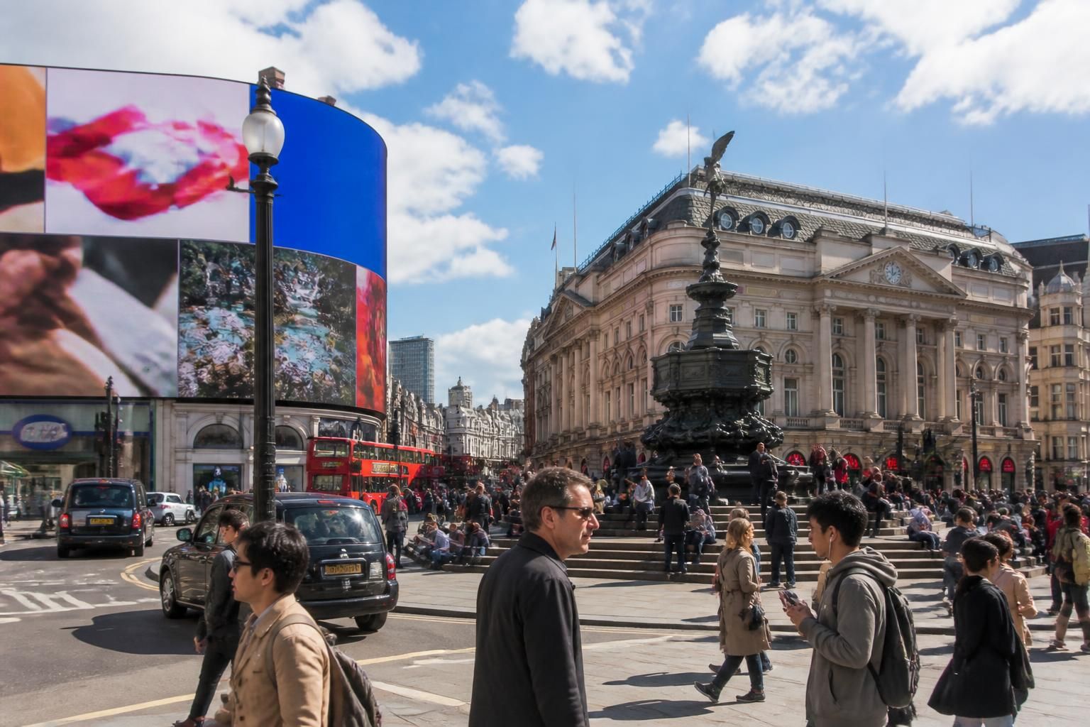 découvrez les incontournables de piccadilly circus, ce lieu emblématique au cœur vibrant de londres. explorez ses attractions, activités et l'atmosphère unique de ce carrefour londonien animé.