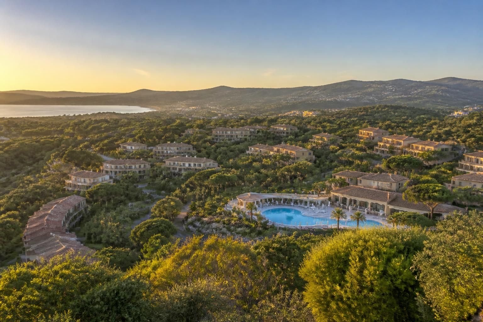découvrez les restanques à saint-tropez, un véritable havre de nature idéal pour un séjour ressourçant entre paysages authentiques et tranquillité.