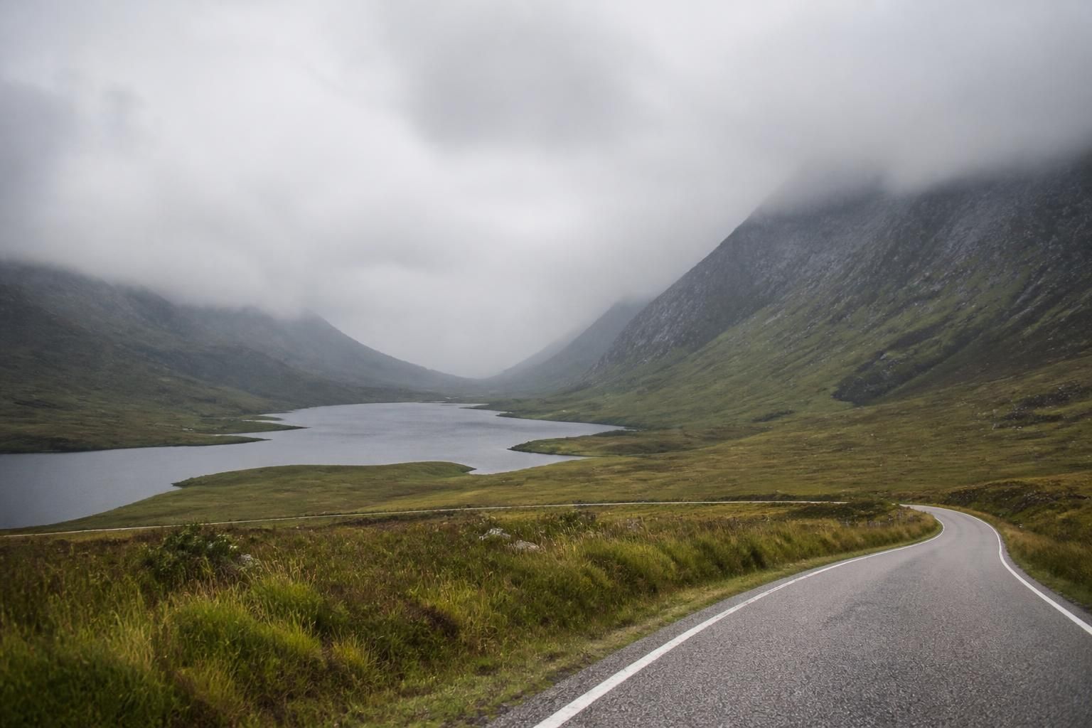 découvrez notre guide complet pour un road trip en écosse : itinéraires détaillés, conseils pratiques et astuces pour vivre une aventure inoubliable au cœur des paysages écossais.
