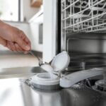 découvrez à quelle fréquence ajouter du sel dans votre lave-vaisselle et nos conseils pratiques pour entretenir votre appareil efficacement et prolonger sa durée de vie.