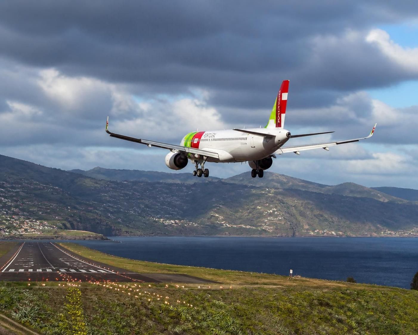 découvrez tout ce qu'il faut savoir avant de voyager à madère : sécurité, conditions et conseils pour un passage serein à l'aéroport.
