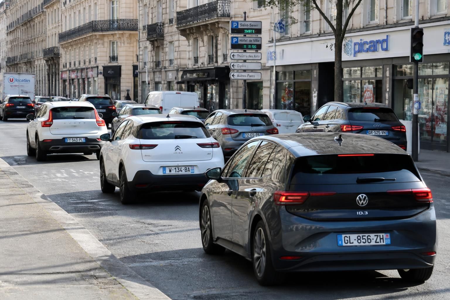 découvrez tout ce qu'il faut savoir sur la fiscalité automobile en 2026 : taxes, changements législatifs et conseils pour optimiser vos dépenses.