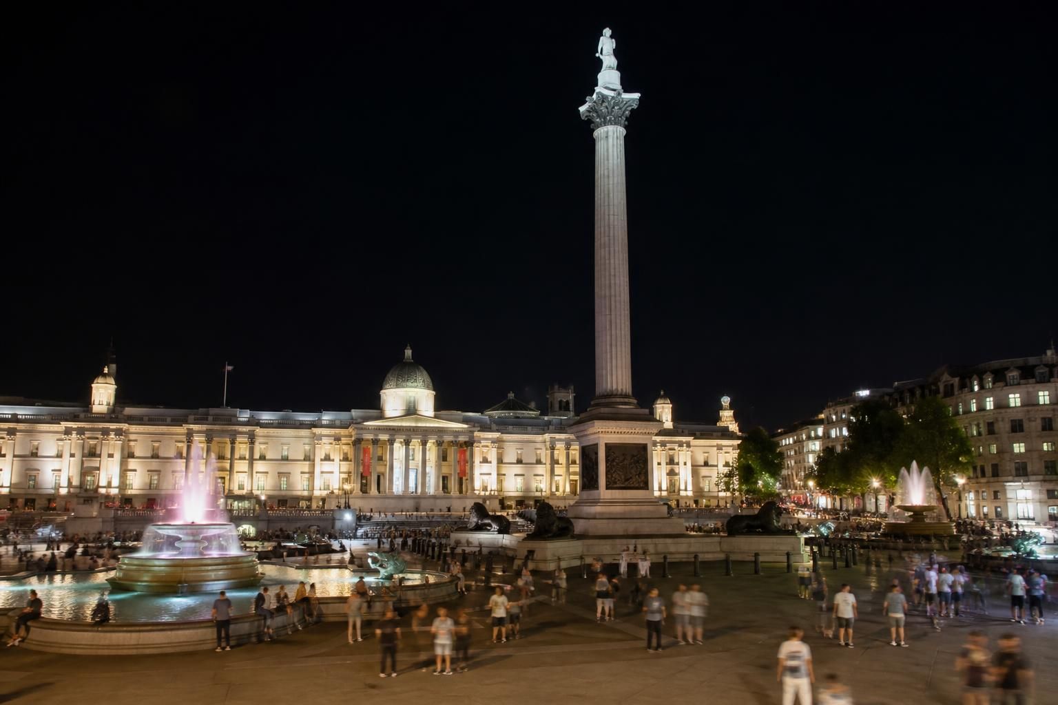 découvrez trafalgar square avec notre guide complet : histoire, conseils de visite et activités incontournables aux alentours pour profiter pleinement de ce lieu emblématique de londres.