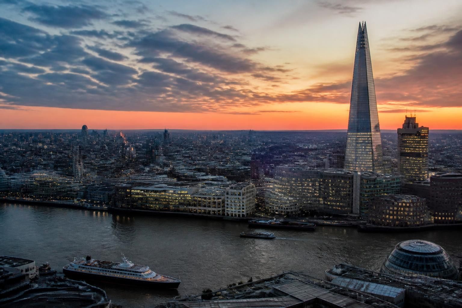 découvrez la visite du shard, le gratte-ciel emblématique de londres offrant une vue panoramique exceptionnelle. une expérience incontournable pour tous les visiteurs de la capitale britannique.