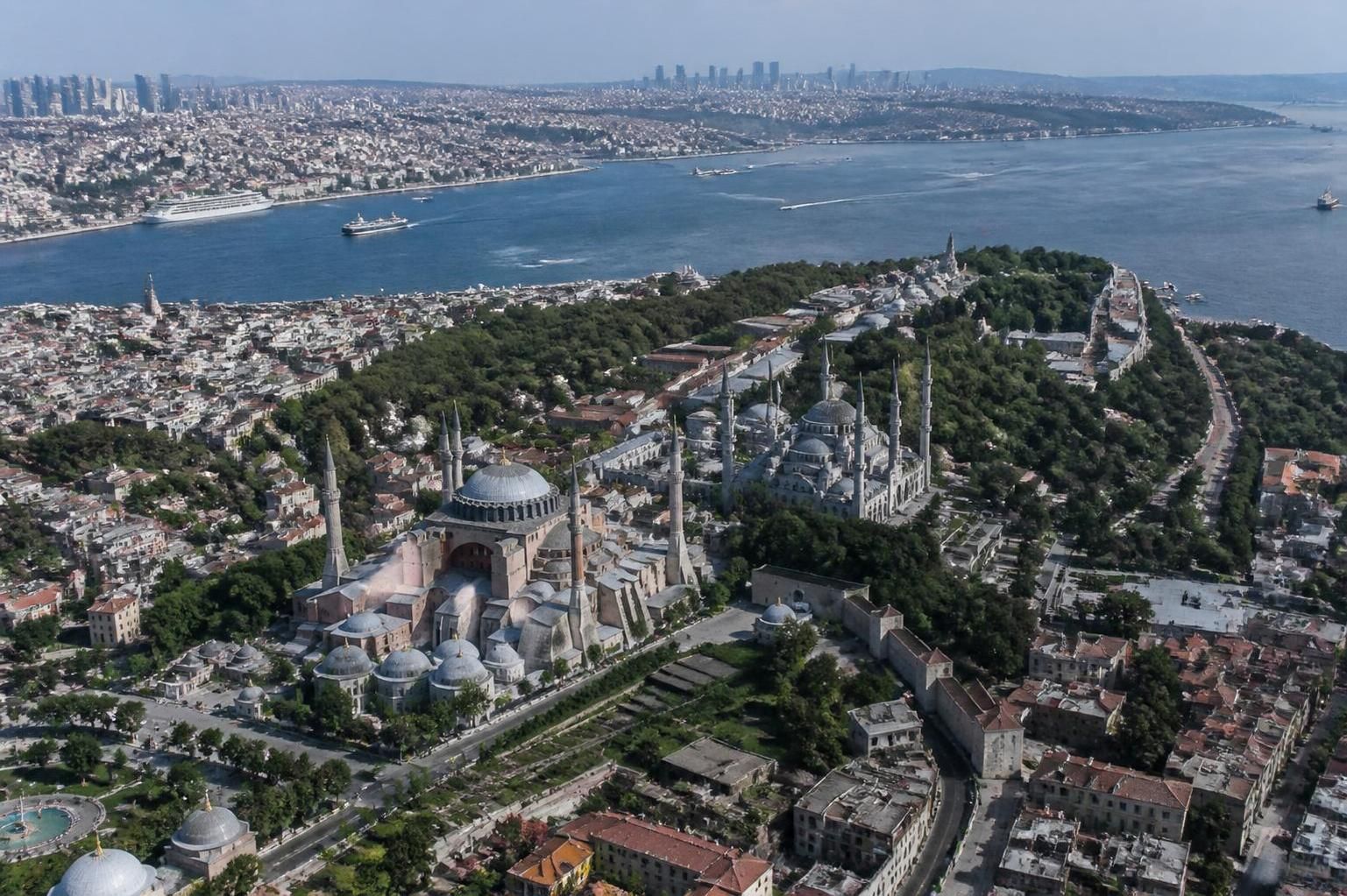 découvrez les incontournables d'istanbul : monuments historiques, sites culturels et activités à ne pas manquer pour un voyage réussi dans cette ville fascinante.